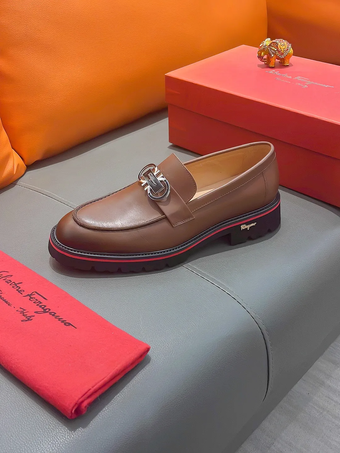 Men's shoes FERRAGAMO "Ferragamo" P540 Regular size: 39-44 (38, 45, 46, 47 customized) (suit shoes) Product materials: Selected first-layer cowhide upper, imported sheepskin lining; original outsole.